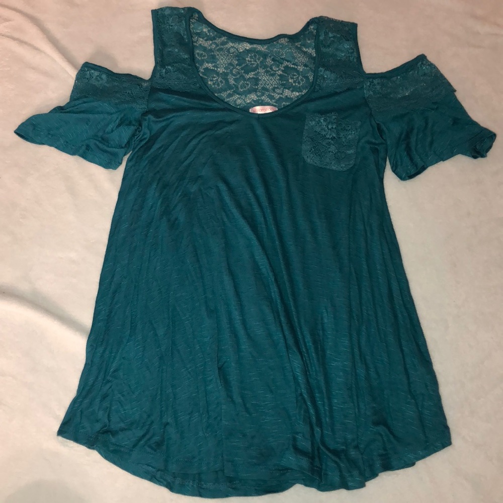 Small real cold shoulder shirt with lace top